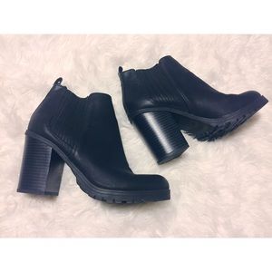Sam & Libby black leather ankle booties